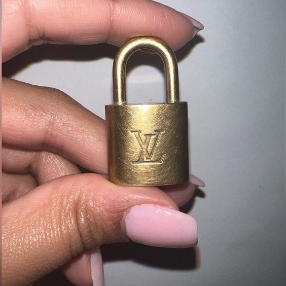 LV Lock # 337 (no key) with unbranded bracelet - Picture 4 of 6
